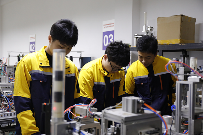 569vip威尼斯游戏学生创新超高速激光熔覆技术 着力突破企业再制造技术难题